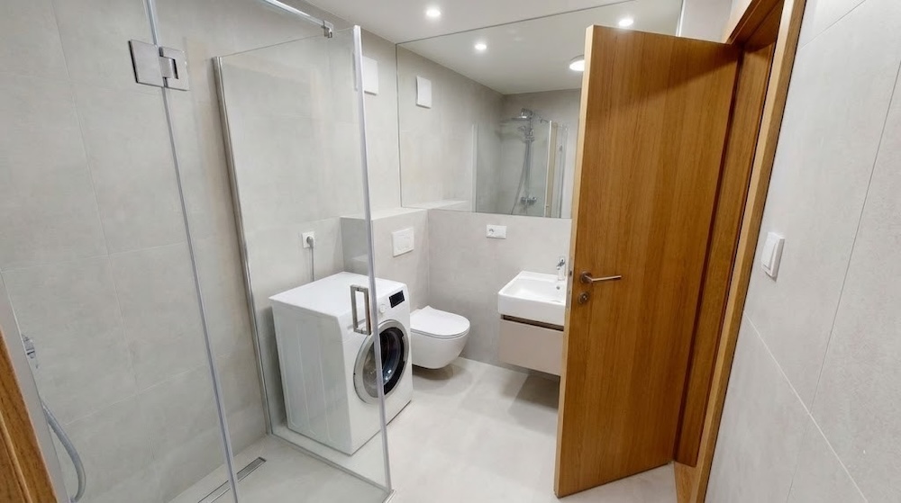 łazienka 2m2 z pralką obok wc 