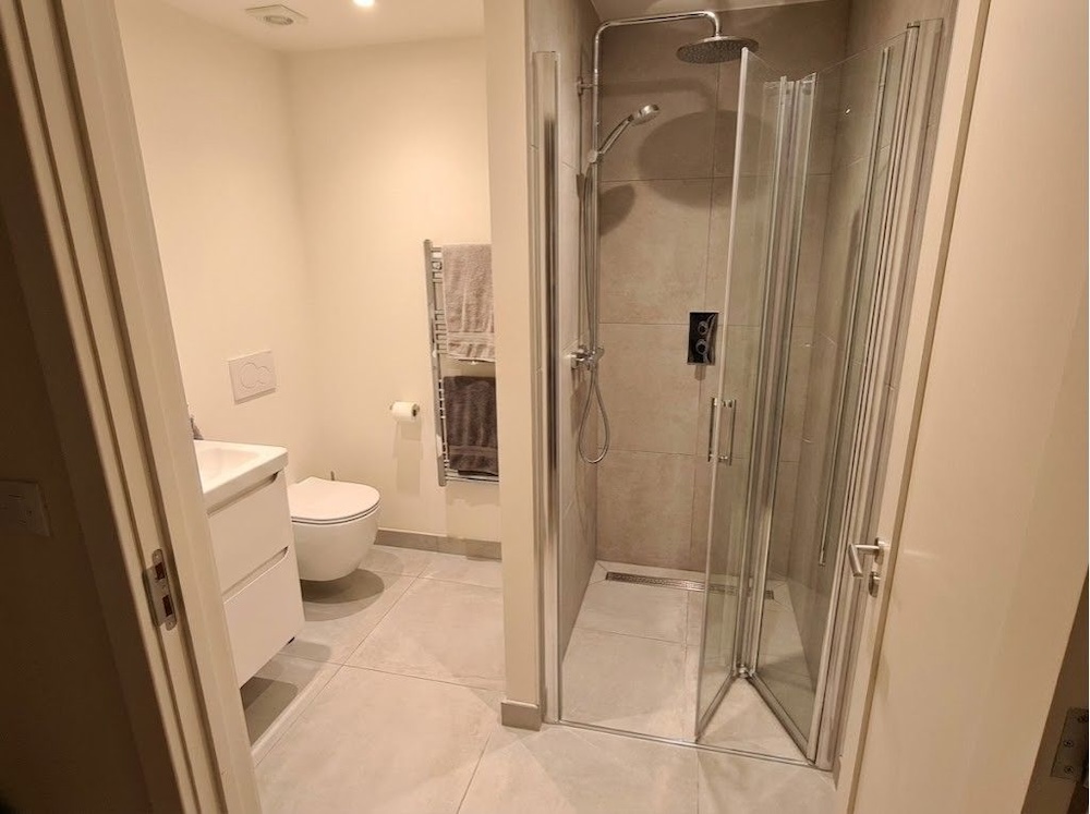 kabina prysznicowa ze składanymi drzwiami 