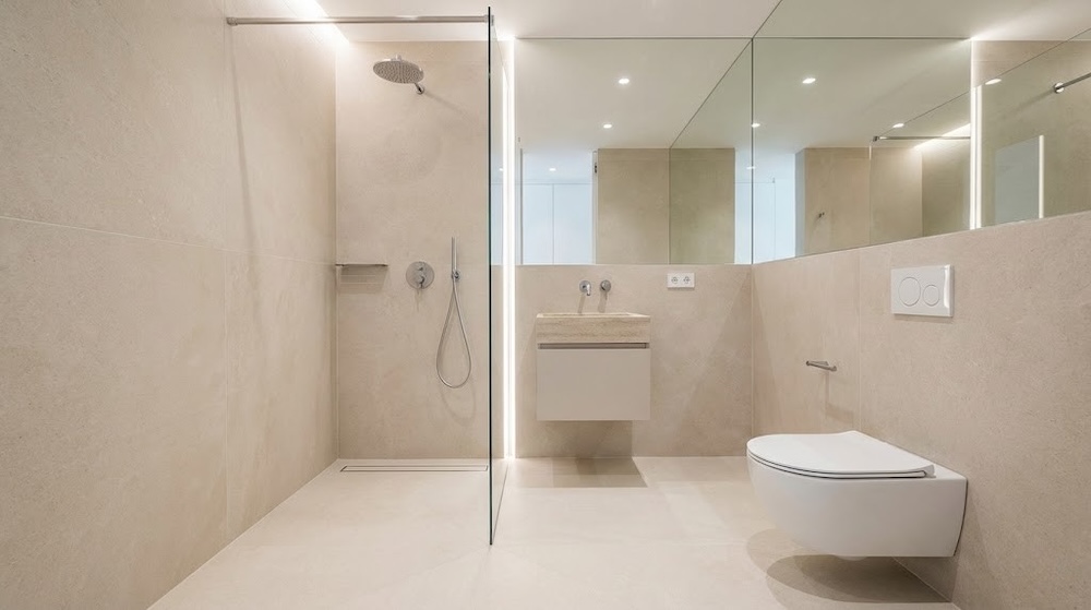 duże płytki w jasnej małej łazience 