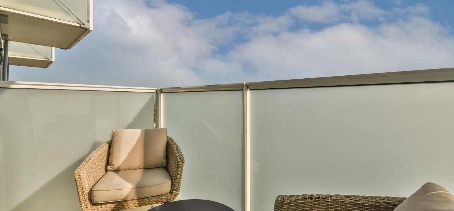 Jak osłonić balkon w bloku od słońca? Lista sposobów