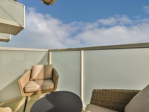 Jak osłonić balkon w bloku od słońca? Lista sposobów