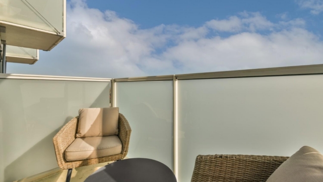 Jak osłonić balkon w bloku od słońca? Lista sposobów